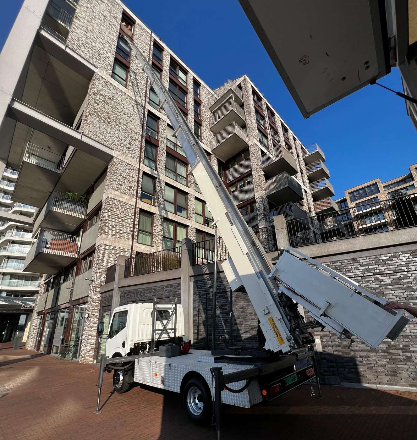 Verhuislift van Jacobs Heteren bij een appartementencomplex